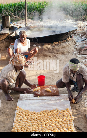 Jaggery Produktion im ländlichen Süden indischen Landschaft. Rollende unraffinierten Rohrzucker. Andhra Pradesh, Indien Stockfoto