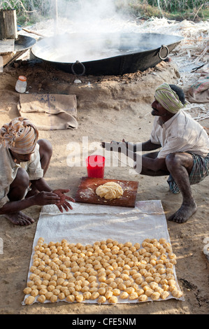 Jaggery Produktion im ländlichen Süden indischen Landschaft. Rollende unraffinierten Rohrzucker. Andhra Pradesh, Indien Stockfoto