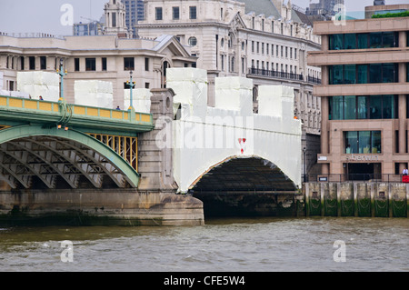 Blackfriars Bridge bekommen eine Verjüngungskur, verschiedene Ansichten, City of London hinter der Brücke, Themse, London, Uk Stockfoto