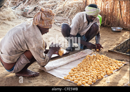 Jaggery Produktion im ländlichen Süden indischen Landschaft. Rollende unraffinierten Rohrzucker. Andhra Pradesh, Indien Stockfoto