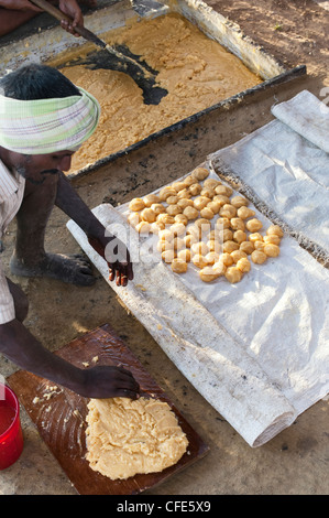 Jaggery Produktion im ländlichen Süden indischen Landschaft. Rollende unraffinierten Rohrzucker. Andhra Pradesh, Indien Stockfoto