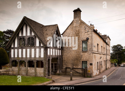 UK, Gloucestershire, Stroud, Painswick, St. Mary Parish Church, 1901 eine halbe Fachwerkhaus Lynch Tor mit Zimmer oben Stockfoto