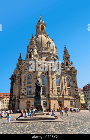 Blick auf Martin Luther Memorial und weltberühmten Frauenkirche Kirche Dresden, Sachsen, Deutschland. Stockfoto