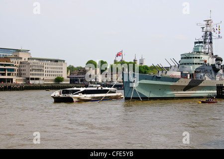 HMS Belfast Prow, gegenüber der City of London, Financial Area, London Börse, Versicherung, Finanzen, Banking, Thames River, South Bank, UK Stockfoto