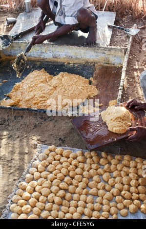 Jaggery Produktion im ländlichen Süden indischen Landschaft. Rollende unraffinierten Rohrzucker. Andhra Pradesh, Indien Stockfoto