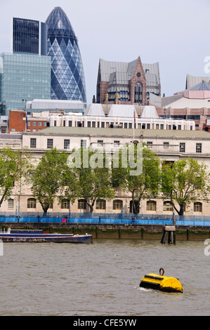 Die Gurke Gebäude & Nat Westturm aus unteren Pool, Themse, Oberlauf, alten Docks, Kais, London Versand Stockfoto