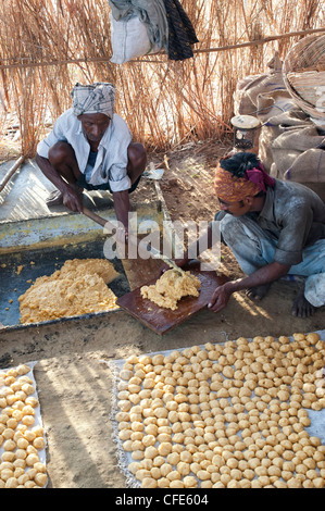 Jaggery Produktion im ländlichen Süden indischen Landschaft. Rollende unraffinierten Rohrzucker. Andhra Pradesh, Indien Stockfoto