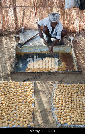 Jaggery Produktion im ländlichen Süden indischen Landschaft. Rollende unraffinierten Rohrzucker. Andhra Pradesh, Indien Stockfoto