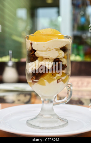 frisch gebackene Kuchen mit Orangenscheiben auf einem Teller Stockfoto