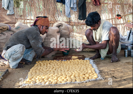 Jaggery Produktion im ländlichen Süden indischen Landschaft. Rollende unraffinierten Rohrzucker. Andhra Pradesh, Indien Stockfoto