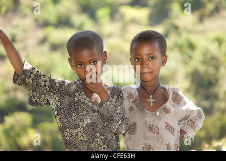 Äthiopische Mädchen bei einem Kaffee stall nur Abve Tis Isat Blue Nile fällt in der Nähe von Bahir Dar in Äthiopien Stockfoto