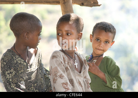 Äthiopische Mädchen bei einem Kaffee stall nur Abve Tis Isat Blue Nile fällt in der Nähe von Bahir Dar in Äthiopien Stockfoto