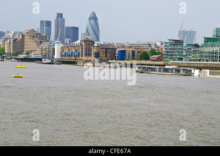 Die Gurke Gebäude & Nat Westturm aus unteren Pool, Themse, Oberlauf, alten Docks, Kais, London Versand Stockfoto