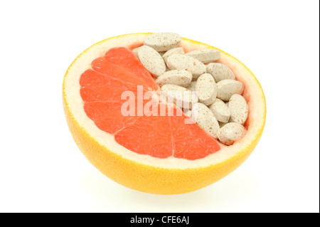 Nahaufnahme von frischer Grapefruit und Pillen isoliert – Vitamin Konzept - weißer Hintergrund Stockfoto