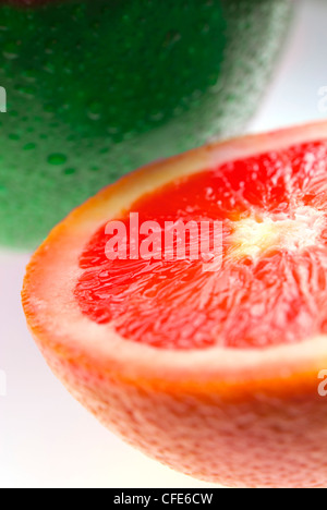 Nahaufnahme von grünem Apfel und Grapefruit, isoliert auf weiss Stockfoto