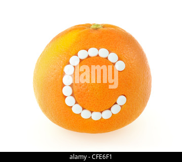 Grapefruit mit Vitamin C Tabletten über weißem Hintergrund - isoliert - Gesundheitskonzept Stockfoto