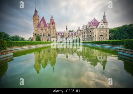 Märchenhaften Schloss in Moszna, in der Nähe von Oppeln, Schlesien, Polen Stockfoto