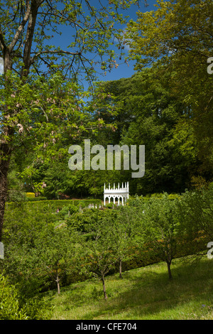 UK, Gloucestershire, Painswick House, Rokoko-Garten, der weiß lackierten Exedra Sitzecke grünen Stockfoto