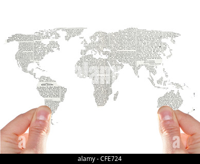 Hände zeigen eine Zeitung-Weltkarte Stockfoto