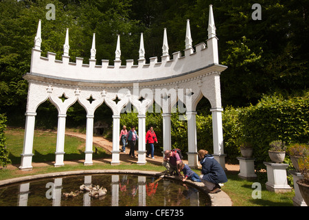 UK, Gloucestershire, Painswick Haus, Rokoko-Garten, Teich im weißen gemalten Exedra Sitzecke Stockfoto