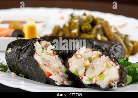 Souffle von Filet vom Zander, Garnelen, Krebsfleisch, Kokosnuss und Lauch eingewickelt in Nori garniert mit grünen Bohnen Stockfoto