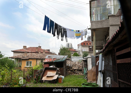 Wäsche hängen von einem alten Haus im Hinterhof eines Wohngebiets in Bulgarien Stockfoto