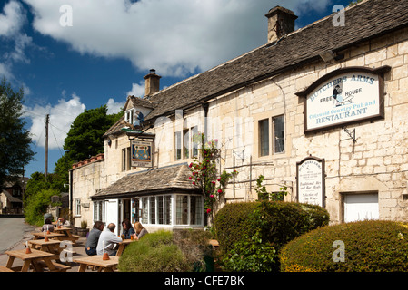 Sheepscombe, Stroud, Gloucestershire, UK Metzger Arme frei Haus Kunden Wirtshaus bei Sonnenschein draußen Stockfoto