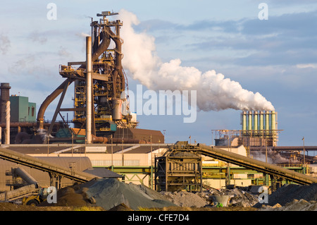 Hochofen und Cola Fabrik im Abendlicht Stockfoto