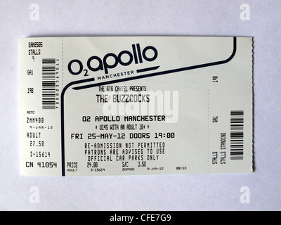 Buzzcocks Konzertkarte für Manchester Apollo 25. Mai 2012 mit Howard Devoto in einer Hand gehalten Stockfoto