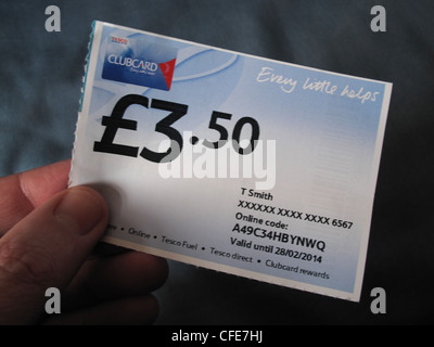 £3,50 Tesco Clubcard "Jedes hilft" Gutschein in einer Hand von einem Käufer gehalten Stockfoto