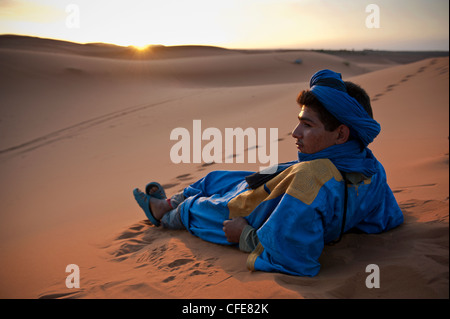 Nomad Berber in den Sanddünen des Erg Chebbi, Merzouga, Wüste Sahara, Marokko Stockfoto