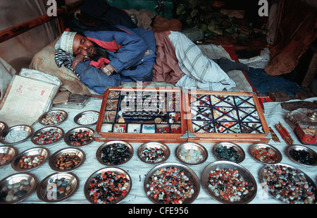 Ein Ladenbesitzer verkaufen Halbedelsteine schläft (Indien) Stockfoto