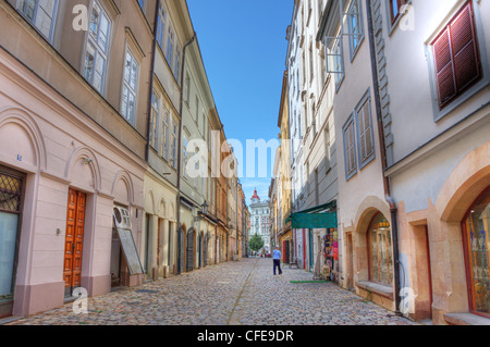 Alte Straße zwischen bunten Häusern und Souvenirläden in Prag, Tschechien. Stockfoto