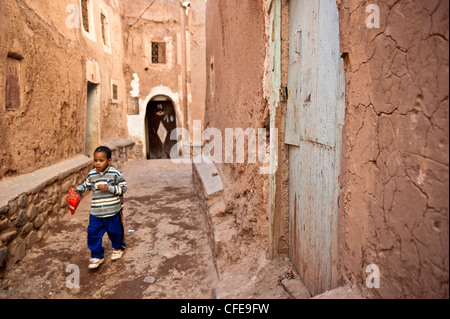 Kind läuft in den Straßen der Taourirt Kasbah in Ouarzazate, Marokko Stockfoto