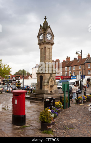 Großbritannien, England, Yorkshire, Thirsk, Marktplatz, Uhrturm im Jahr 1896 erbaut zum Gedenken an die Hochzeit des aktuellen Duke of York Stockfoto
