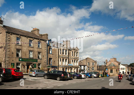 Großbritannien, England, Yorkshire, Wensleydale, Hawes Dorfzentrum, Marktplatz Geschäfte und Bull's Head Hotel Stockfoto