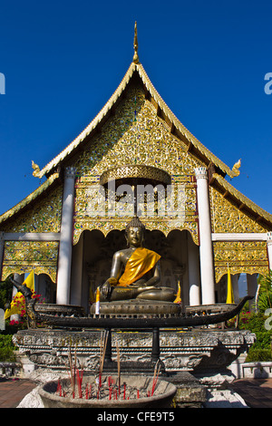 Buddhastatuen im Wat Chedi Luang Stockfoto