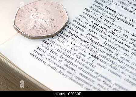 Allgemeines Bild von 50 Cent Stück auf einen Wörterbucheintrag für das Wort steuern, um die fünfzig Pence illustrieren Steuersatz Stockfoto