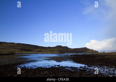 Blick über die Bucht von Sanday auf Isle Canna mit Compass Hill im Hintergrund Stockfoto
