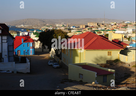Blick von der Kirch Straße über die bunten Häuser von Lüderitz, Namibia Stockfoto