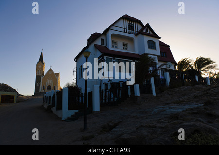 Blick aus der Kirch-Straße auf die Felsenkirche. Lüderitz, Namibia Stockfoto