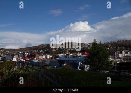 Blick zurück zum Hafen von Oban aus einen kleinen öffentlichen Park auf Gallanach Weg als ein Caledonian MacBrayne ankommt Fähre Stockfoto