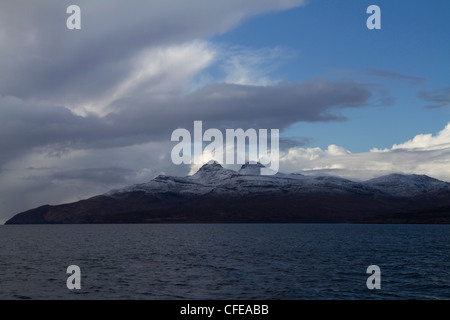 Ein Blick auf Rum mit schneebedeckten Bergen, genommen von der kleinen Inseln Fähre Stockfoto