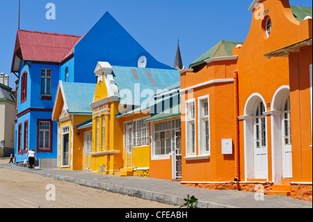 Hellen farbigen Häusern im Kolonialstil in der Berg-Straße. Lüderitz, Namibia. Stockfoto