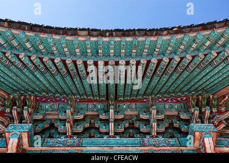 Bunt dekoriert Holzbalken des Daches der Gebäude rund um Seokguram buddhistische Tempelanlage in Gyeongju, Südkorea Stockfoto