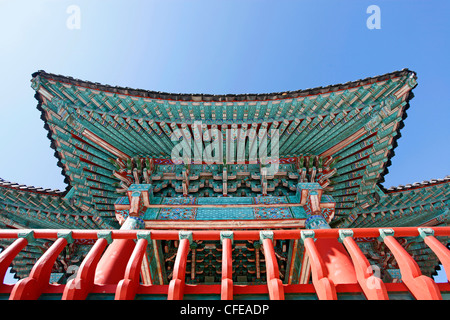 Bunt dekoriert Holzbalken des Daches der Gebäude rund um Seokguram buddhistische Tempelanlage in Gyeongju, Südkorea Stockfoto