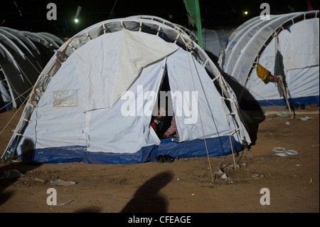 Flüchtlinge aus ihrem Zelt zu einem Vereinten Nationen Choucha Flüchtlingslager in der Abenddämmerung. Tunesien. Afrika. 2011 Stockfoto