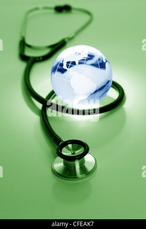 Stethoskop und Globe, Konzept der Weltprobleme Stockfoto