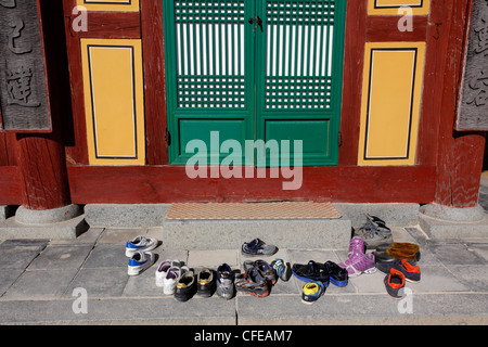 Schuhe vor der Tür des Seokguram buddhistische Tempelanlage in Gyeongju, Südkorea Stockfoto