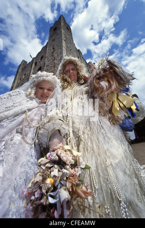 Miss Havisham und Estella Zeichen an der Dickens Festival. Rochester. Kent, England. Stockfoto